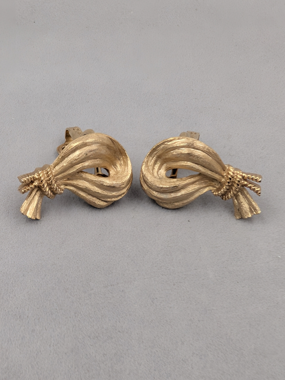 Vintage Trifari Gold Tone Ribbon Knot Bow Clip-On Earrings | M277